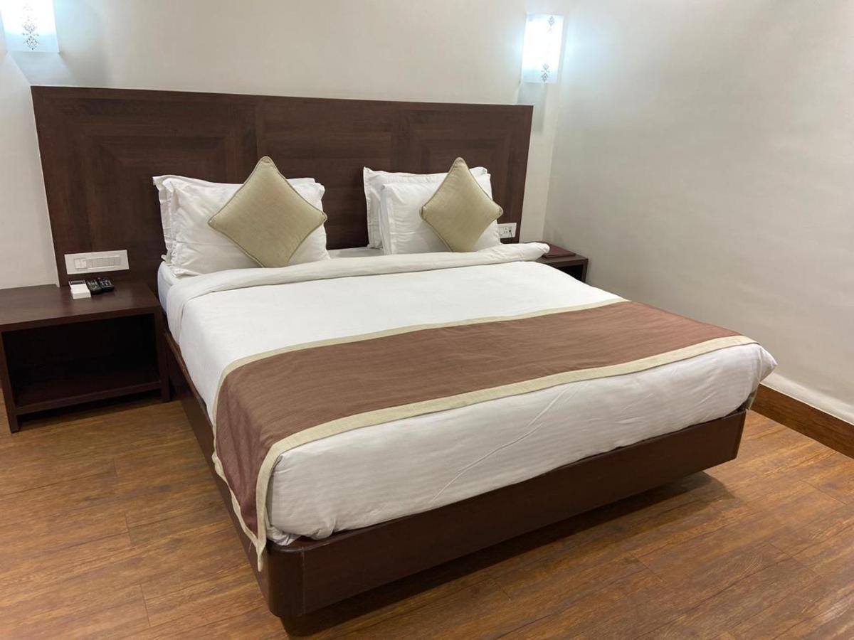 Chryso Hotels Pvt Ltd Ankleshwar エクステリア 写真