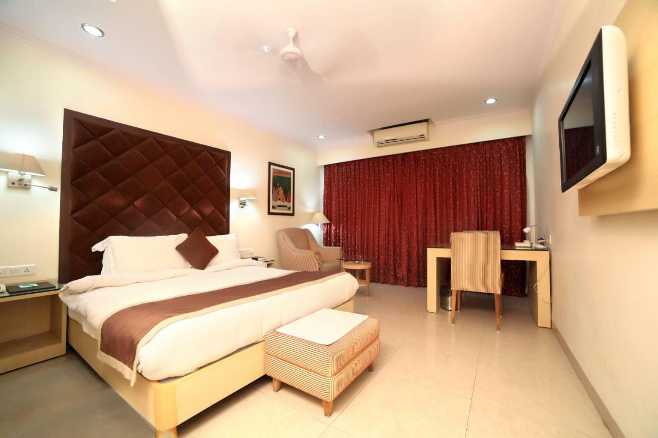 Chryso Hotels Pvt Ltd Ankleshwar エクステリア 写真